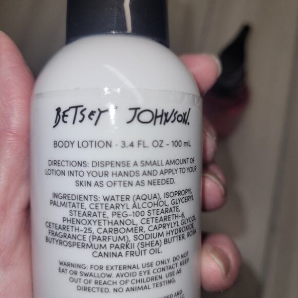 Betsy Johnson Vivid Roses Scented Body Wash And Body Lotion 3.4 FL Oz NWT - Picture 5 of 7